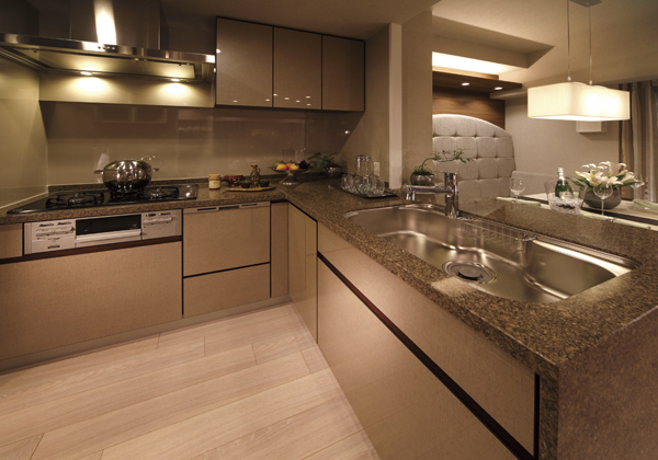 Kitchen.  [kitchen] L-shaped counter type equipped with advanced facilities of the Osaka Gas Group. In 2WAY specification also lead to the wash room, Housework flow line is smooth (Comfort Type Model Room)
