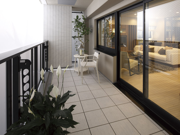 balcony ・ terrace ・ Private garden.  [balcony] Breadth of the balcony that is clear. Power is waterproof outlet has been installed, which come in handy when needed (Comfort Type Model Room)