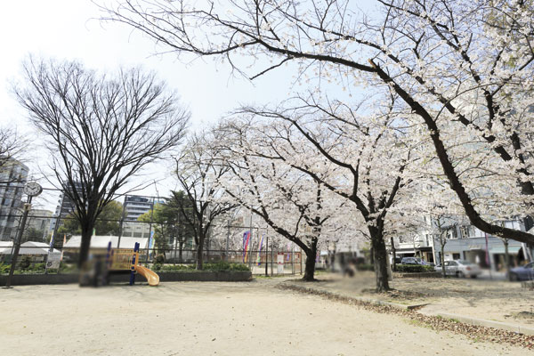 Surrounding environment. Minamihorie park (a 1-minute walk ・ About 50m)