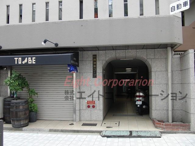 Entrance. Awaza Station 3-minute walk.  It is conveniently located.