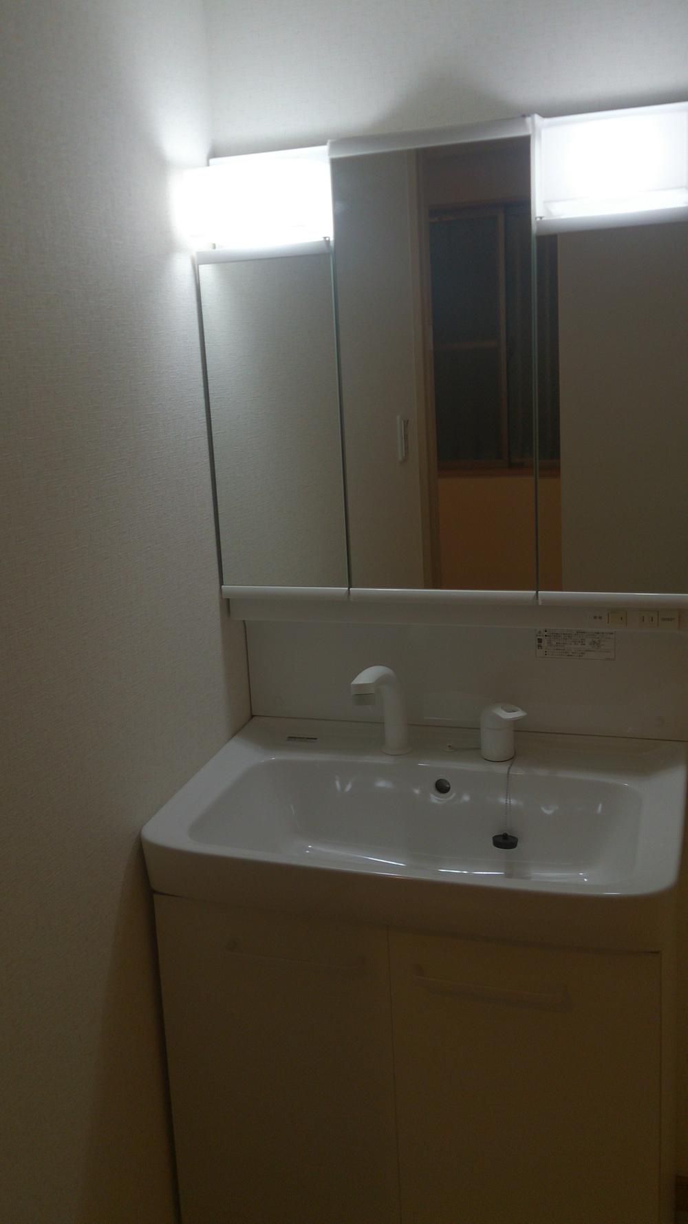 Wash basin, toilet. Interior