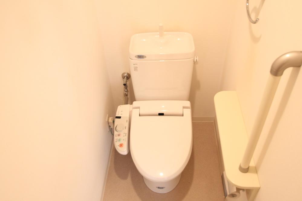 Toilet. Indoor (12 May 2013) Shooting