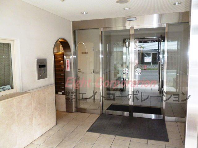 Entrance. Common areas