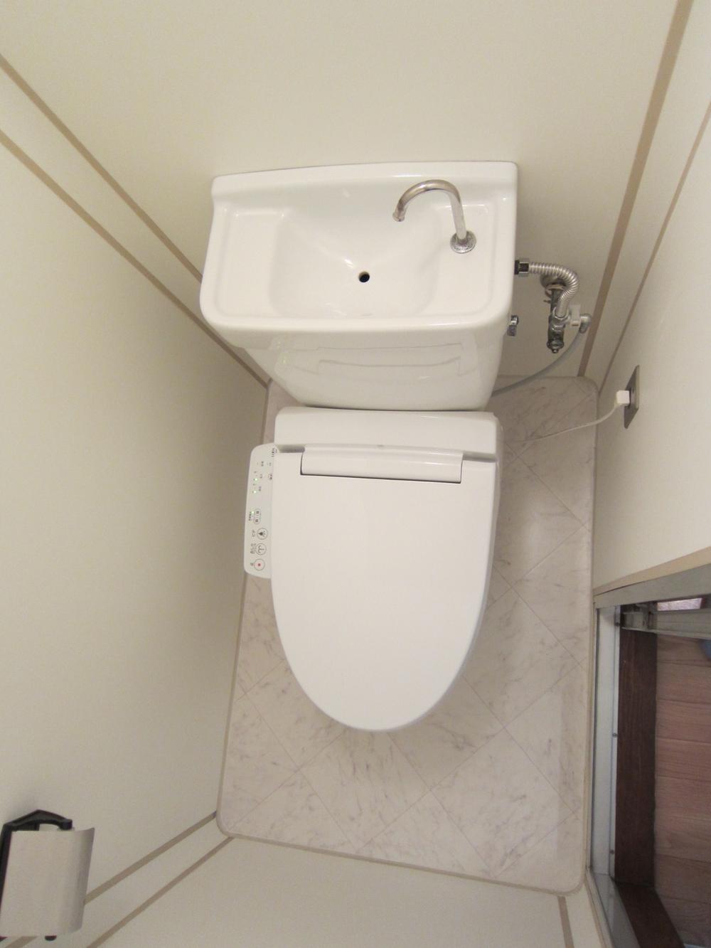 Toilet. Wall surface ・ floor ・ The door to seat Zhang Kawato YoshiSo was Washlet new.         Indoor (10 May 2013) Shooting