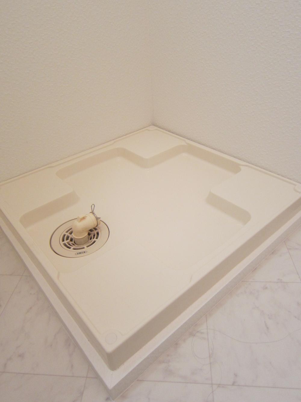 Wash basin, toilet. Waterproof bread of the vertical drum washing machine that can be installed 64 × 64 cm wide.  Indoor (10 May 2013) Shooting
