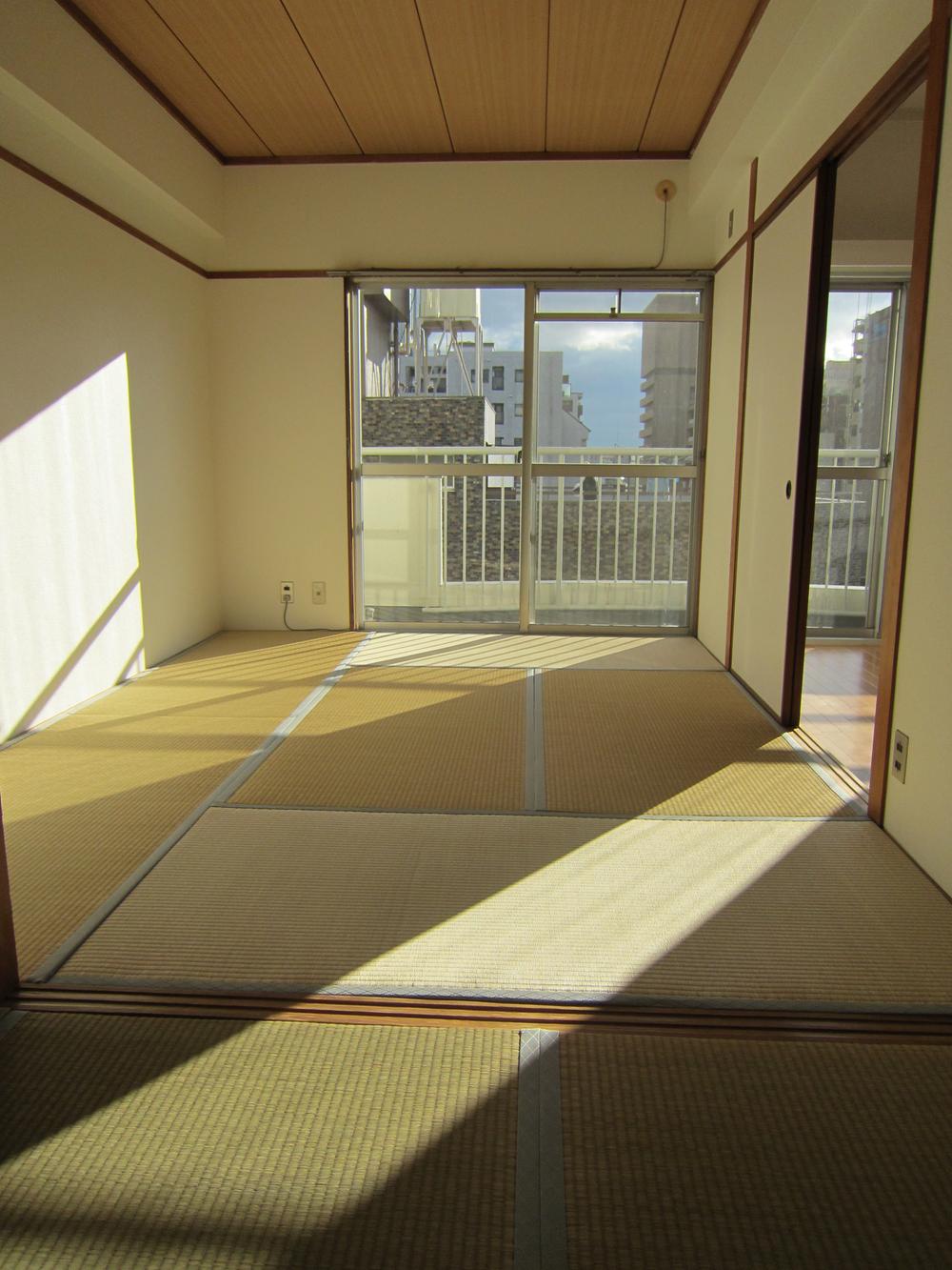 Other introspection. Japanese-style room 6, The 4.5 Pledge Tsuzukiai pours dazzling sunlight from the south.         Local (12 May 2013) Shooting