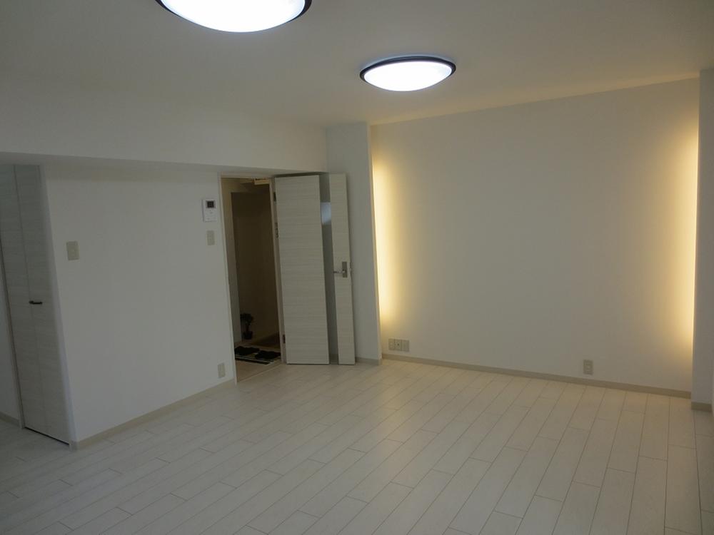 Living. September renovated 2013! Flooring is also wallpaper is also shiny! Also, Indirect lighting is fashionable