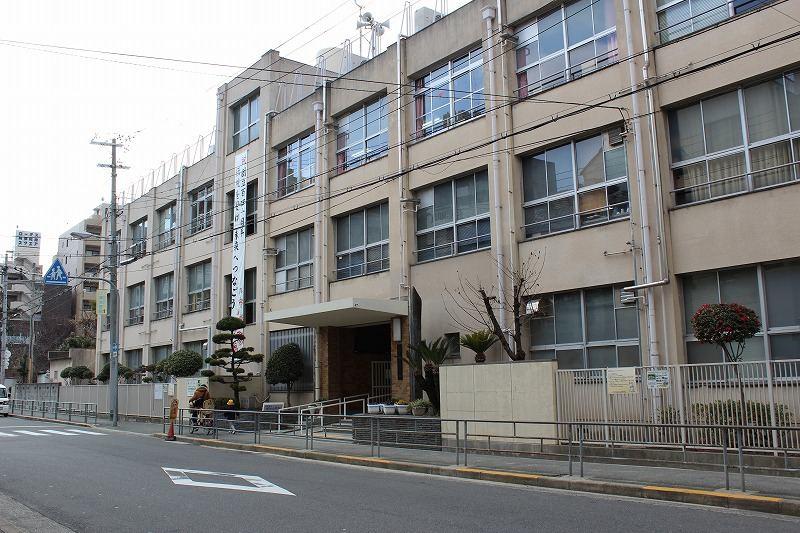 Primary school. It is safe to go to school in the 850m walk about 10 minutes and the children to Horie Elementary School