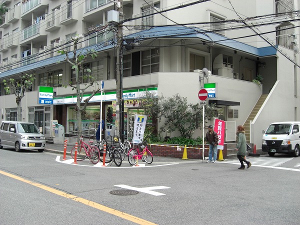 Convenience store. 250m to FamilyMart Minamihorie store (convenience store)