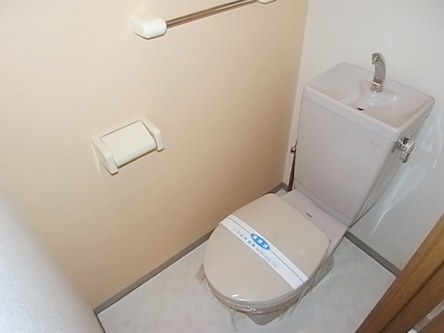 Toilet. Pitattohausu Nishinagahori shop Tel0120-47-4625