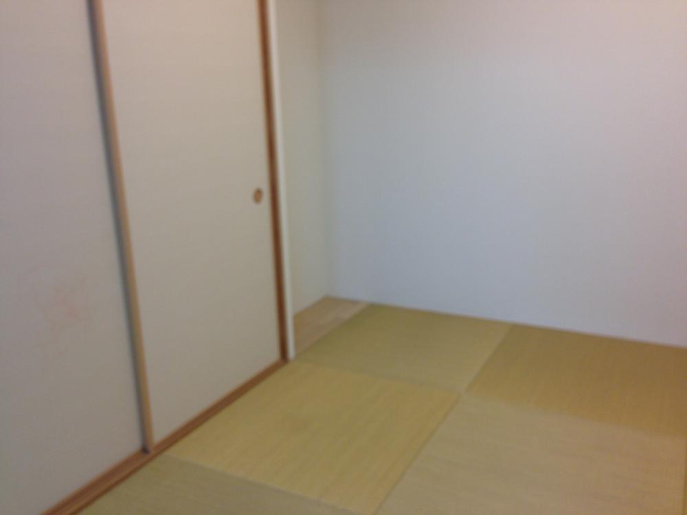 Non-living room. There is also Japanese-style room