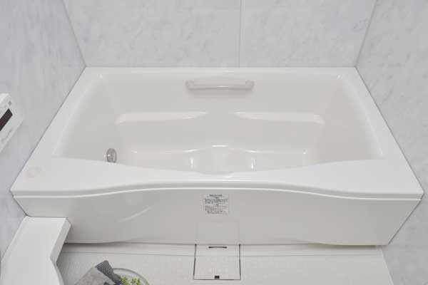 Bathing-wash room.  [Standard bathtub] Same specifications