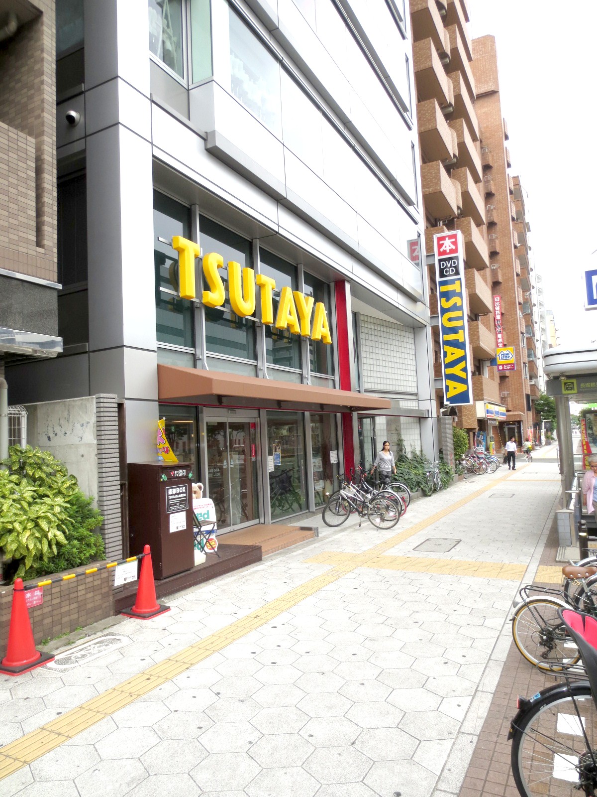 Rental video. TSUTAYA Kujo shop 992m up (video rental)