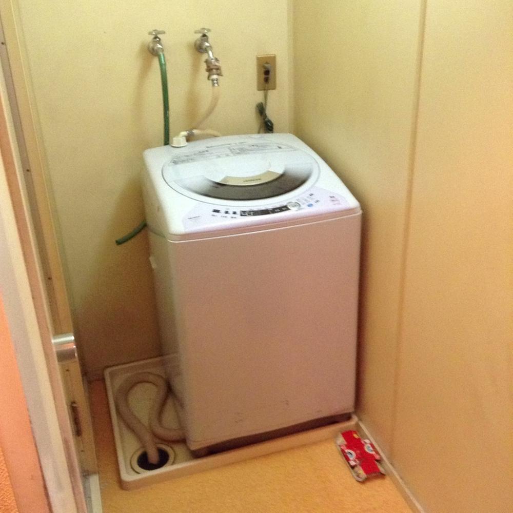 Wash basin, toilet. Indoor Laundry Storage (December 2013 shooting)