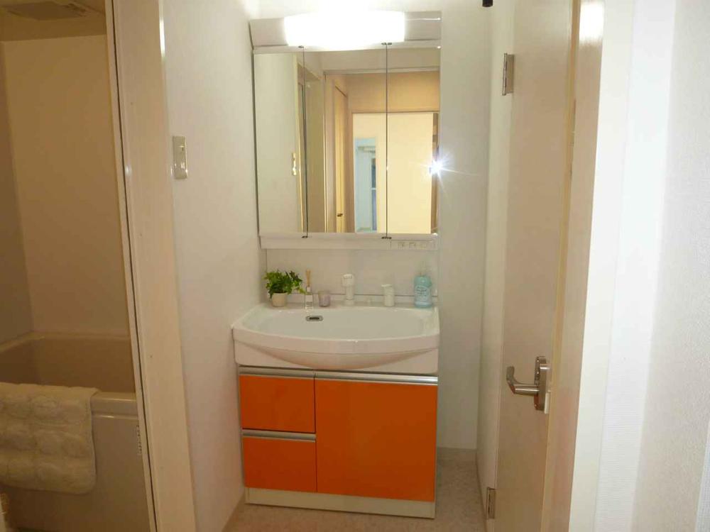 Wash basin, toilet. Indoor (12 May 2013) Shooting