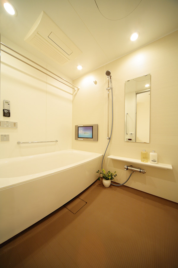 Bathing-wash room.  [bathroom] Bathrooms, 1.4m × 1.8m that can bathe comfortably sprawled ・ Larger unit bus of 1.6m × 2.0m. Bathtub of curved surface adopt the oval to fit the body (65-CE type model room)