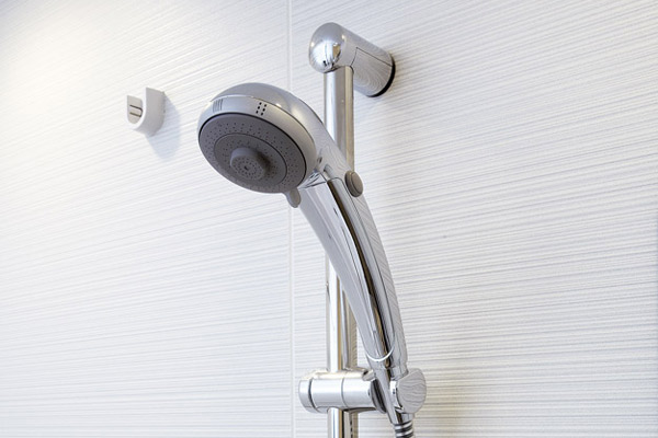 Bathing-wash room.  [Sliding shower bar] Shampoo to fix the shower head to the height of your choice also installed a shower bar that can be in a hands-free (same specifications)