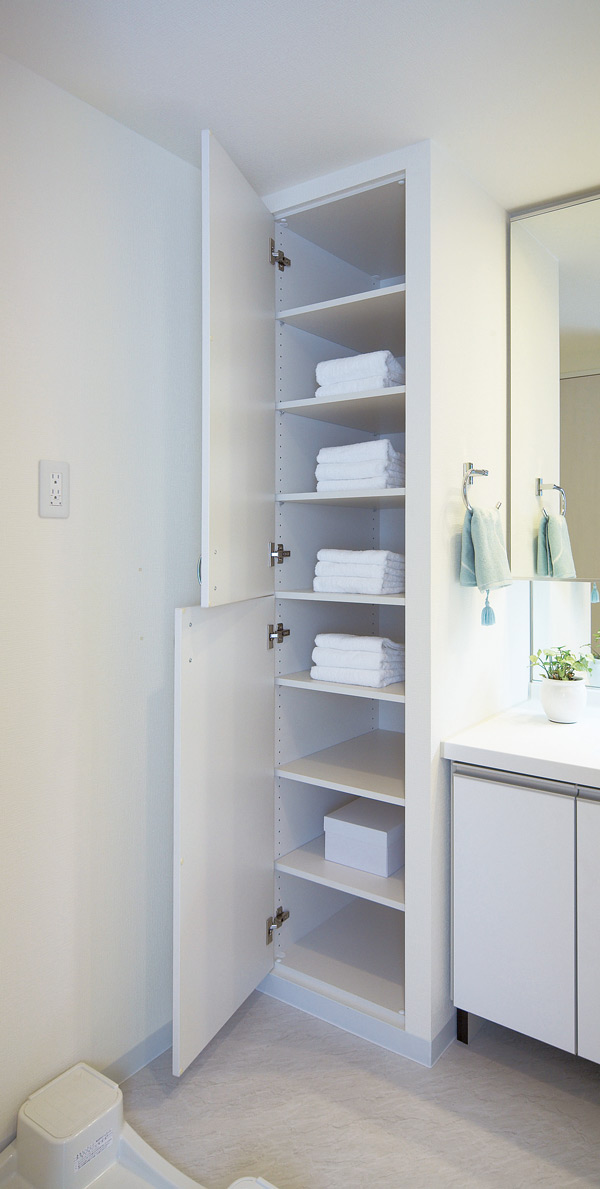 Bathing-wash room.  [Linen cabinet] Bulky storage, such as a towel and change of clothes Ya, The linen cabinet, which come in handy on the stock, such as detergent have been established in all types (same specifications)