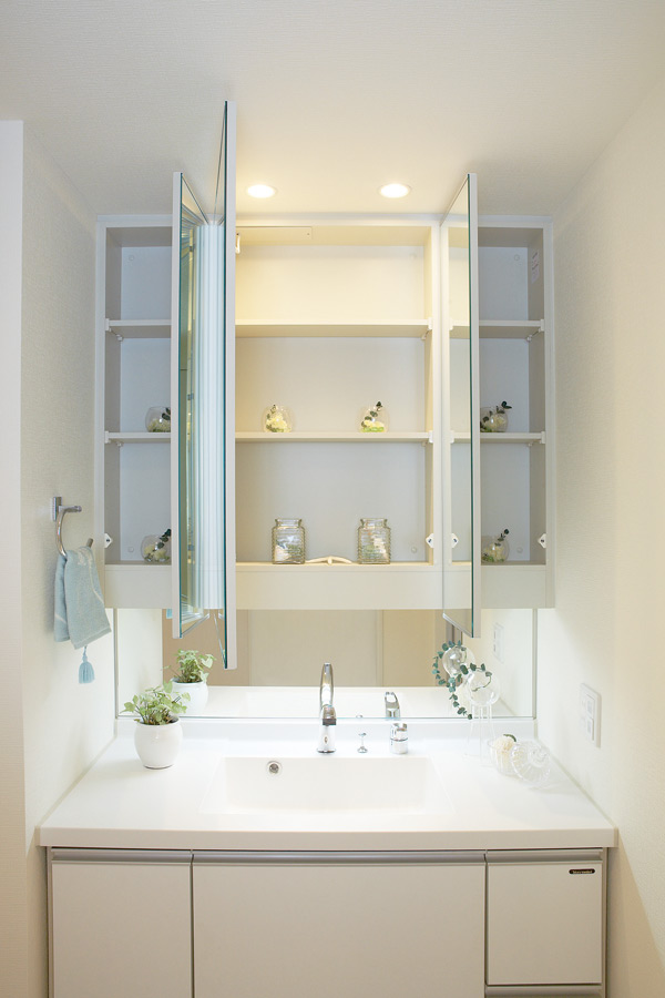 Bathing-wash room.  [Three-sided mirror back storage] The back of the three-sided mirror is storage space. Since plenty of storage space, Such as cosmetics and dental supplies, You can clean organize small items to use and something (same specifications)