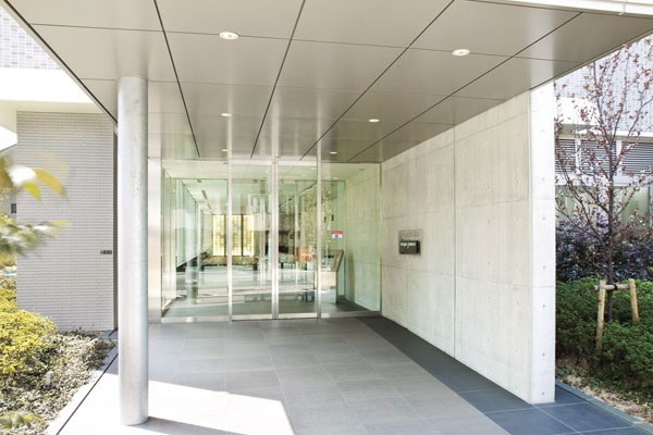 Shared facilities.  [entrance] Wall of concrete Uchihanashi, Complement the stylish design and simple. Sururi and through the automatic doors of glass, here we go, Horie to the city of (June 2010 shooting)