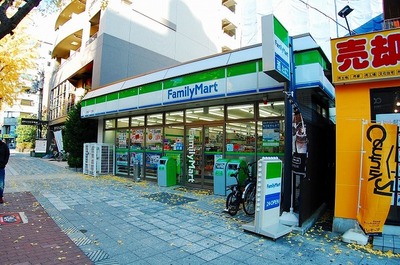 Convenience store. 50m to Family Mart (convenience store)