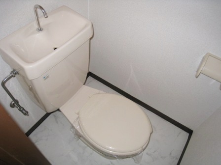 Toilet. Pitattohausu Nishinagahori shop Tel0120-47-4625
