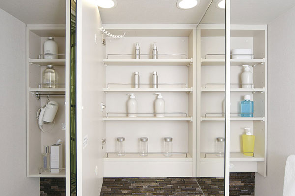 Bathing-wash room.  [Three-sided mirror back storage] Installation convenient Kagamiura housed in the storage of small items such as sanitary goods and cosmetics. Fogging heater has been adopted (same specifications)