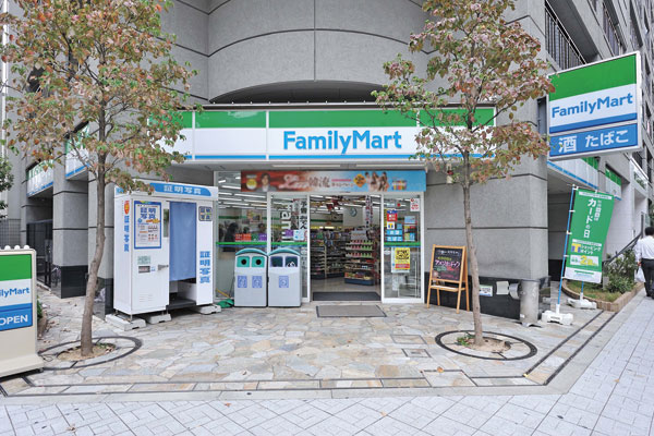 Surrounding environment. FamilyMart Shinmachi Third Street store (2-minute walk ・ About 140m)