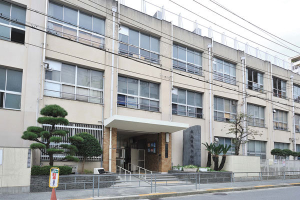 Surrounding environment. Osaka Municipal Horie Elementary School (5 minutes walk ・ About 340m)