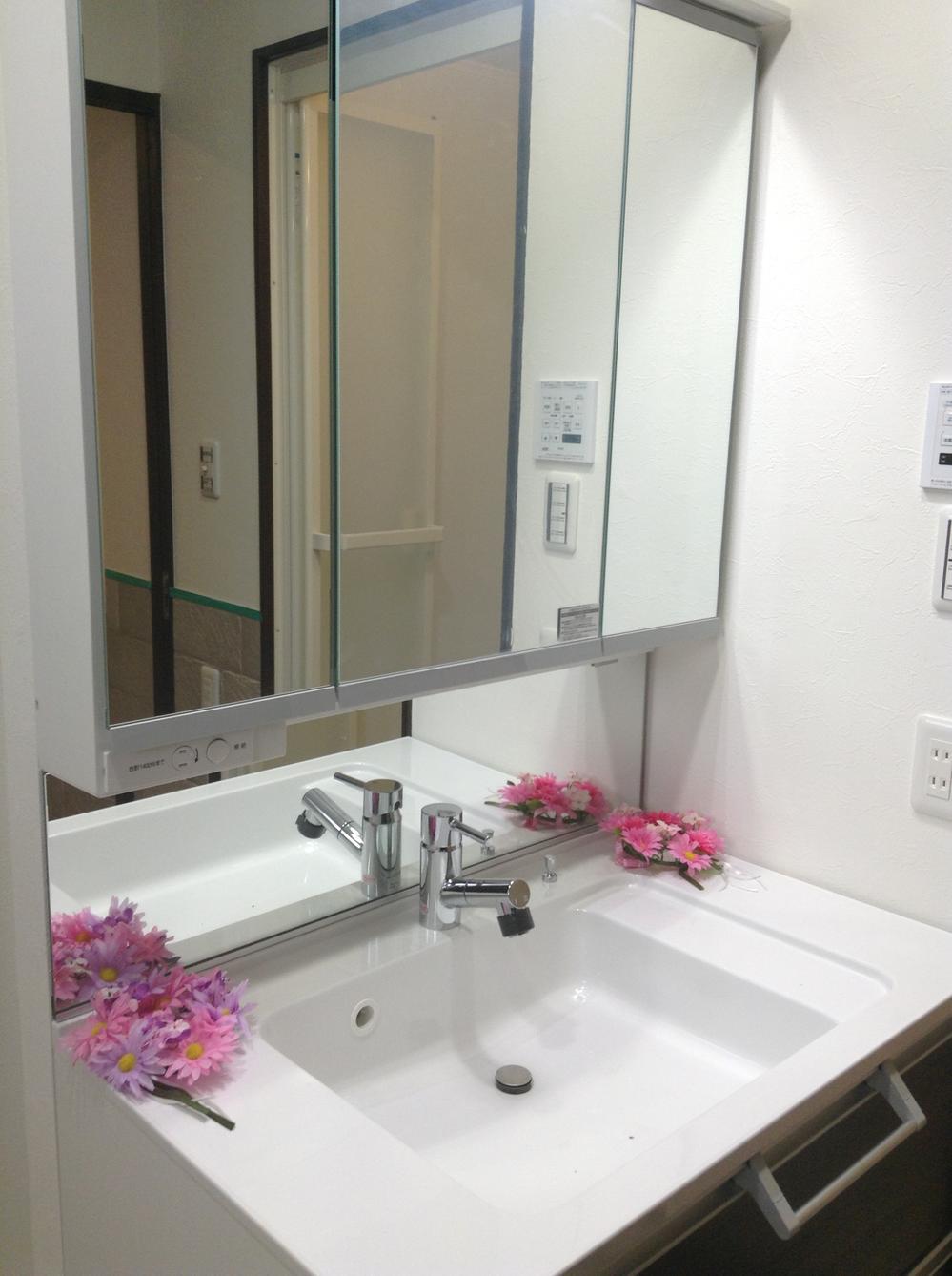 Wash basin, toilet. (Towa Minamihorie Coop October 2013 shooting)