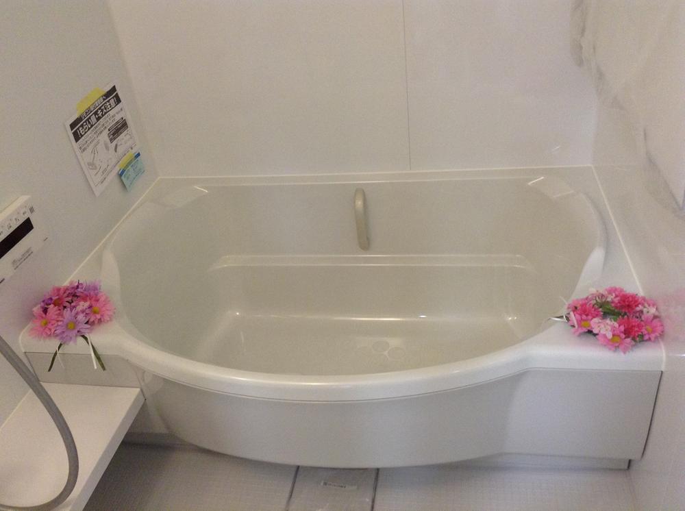 Bathroom. 1418 the size of the tub. Is a big spacious tub, such as put into single-family (October 2013 shooting)