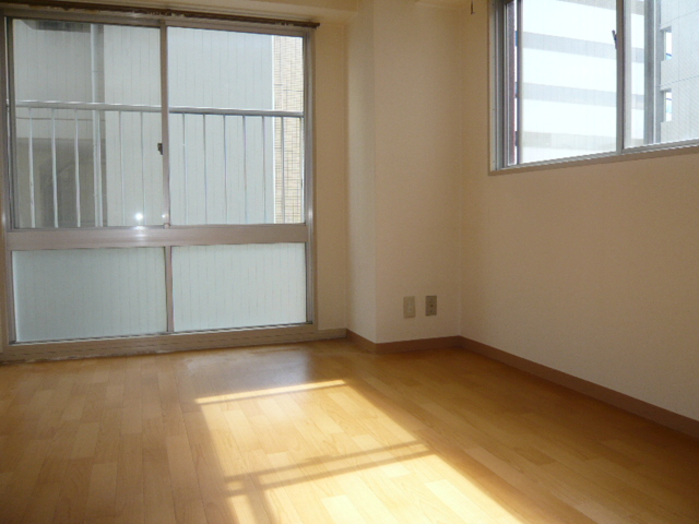 Other room space. There is also a window to the Western-style