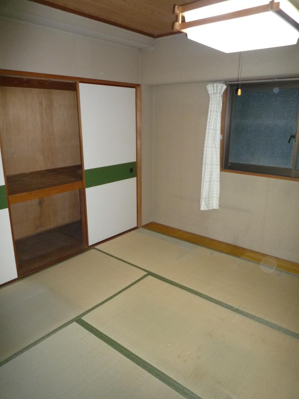 Non-living room. About six quires of Japanese-style room.  Since the rooms of the southeast corner, There is a window on the east side part, You can ventilation.