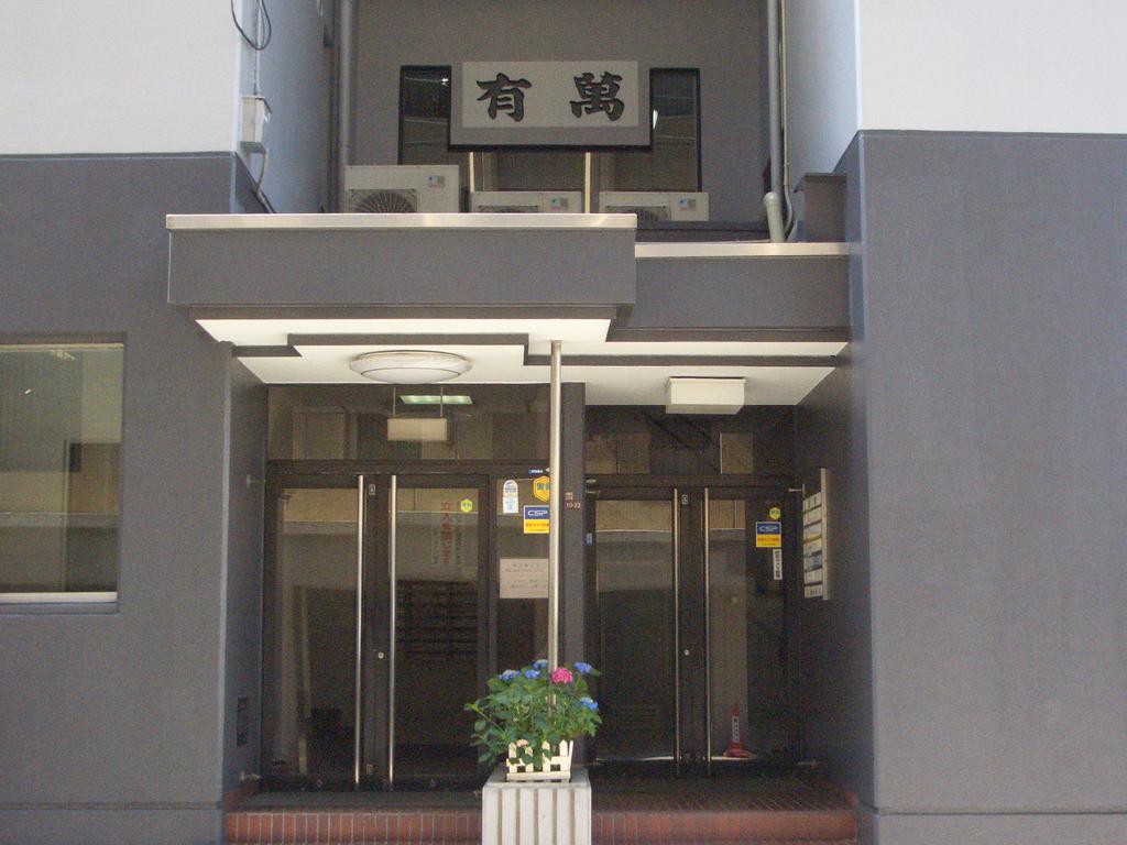 Building appearance. Subway Sennichimae Line ・ Nagahori Tsurumi-ryokuchi Line 1-minute walk from Nishinagahori Station