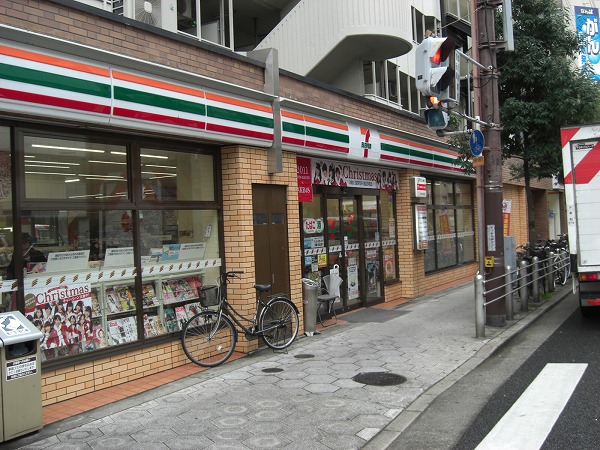 Convenience store. 150m to Seven-Eleven (convenience store)