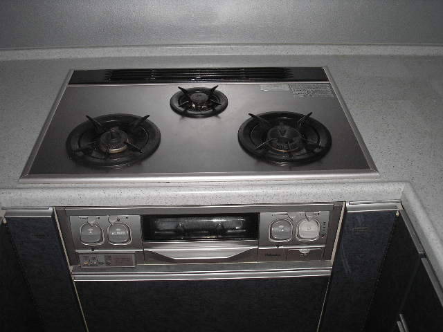 Kitchen. 3-neck gas stove