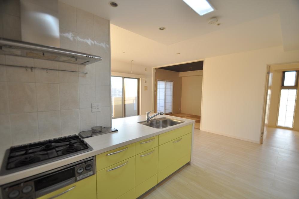 Kitchen. It has a kitchen fully equipped!