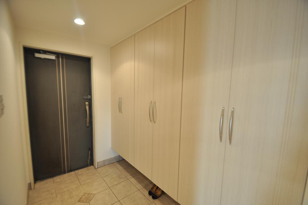 Entrance. There entrance storage so!