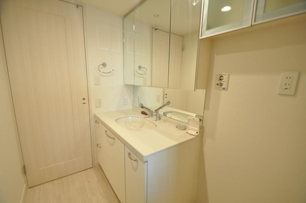 Wash basin, toilet. Washroom also bright and storage capacity ◎