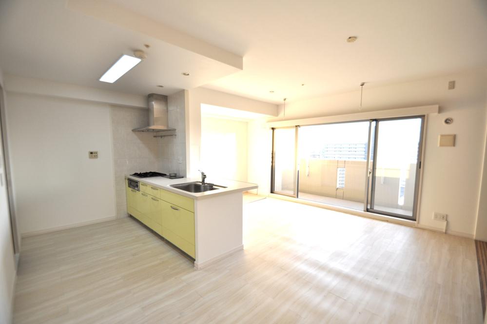 Living. Since the 13 floor of good even the view from the kitchen ◎