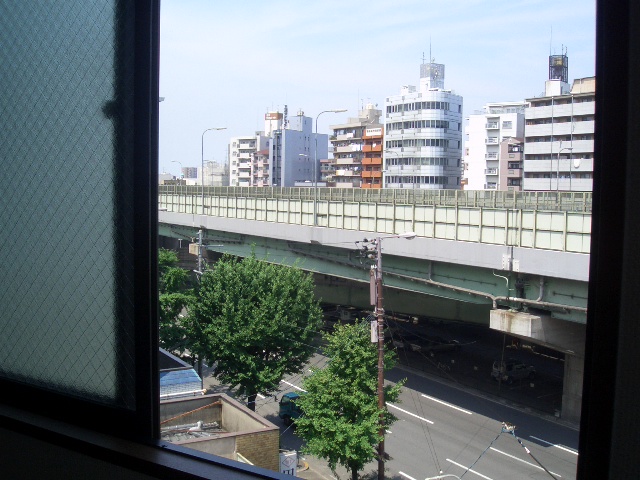 View. There is a separate window to the balcony in the housing next to. Ventilation good