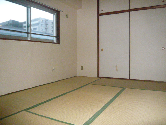 Other room space. Japanese-style room 6 quires. It is bright with with storage & southwest window