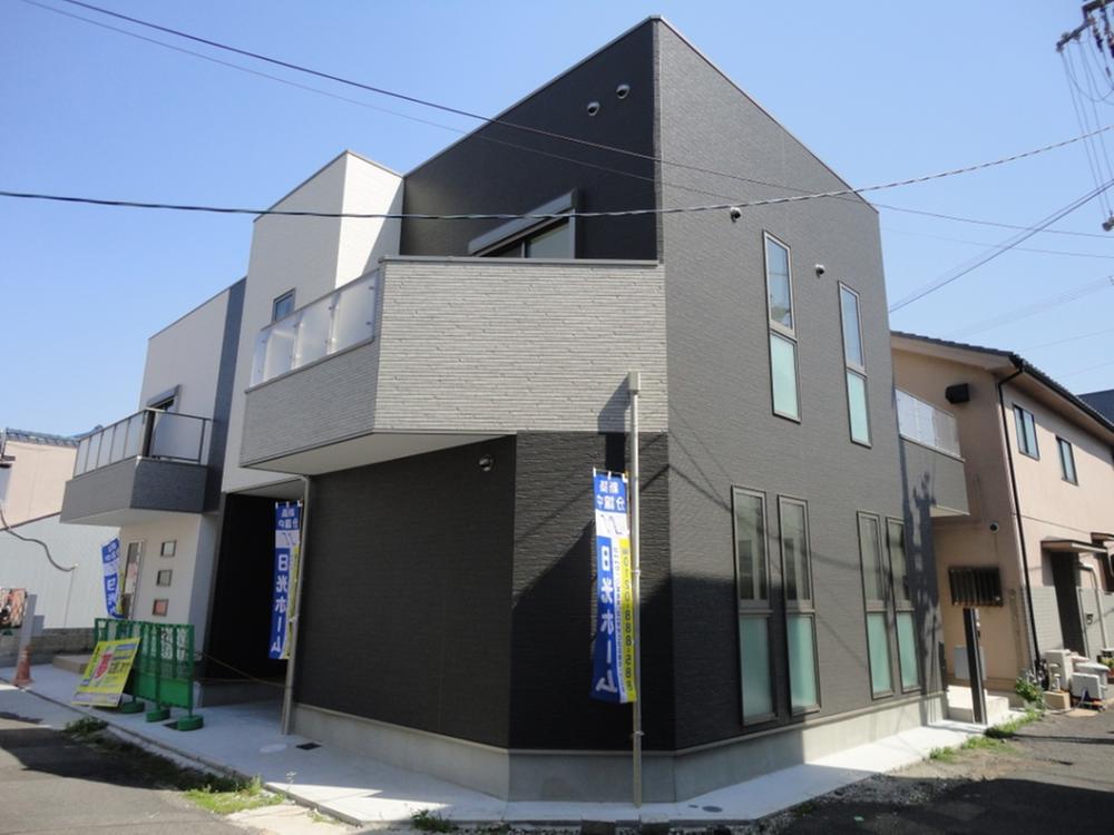 Local appearance photo. Design with a strong presence of the two-story