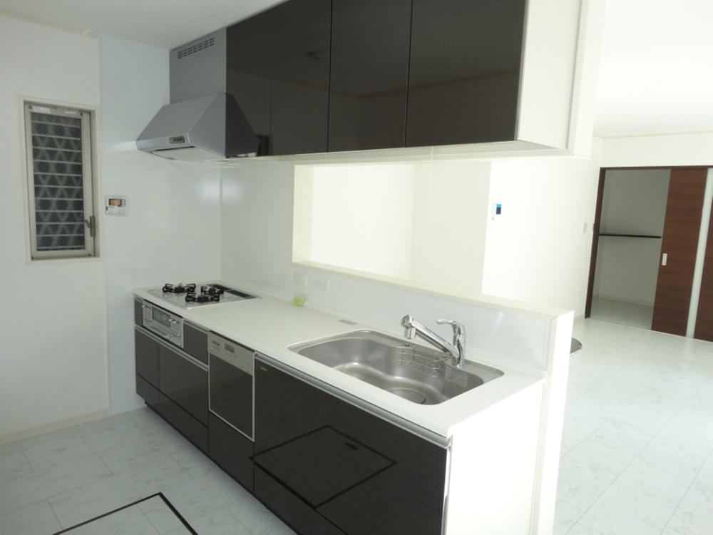 Kitchen. Dining and living room, you can pass seen from the kitchen