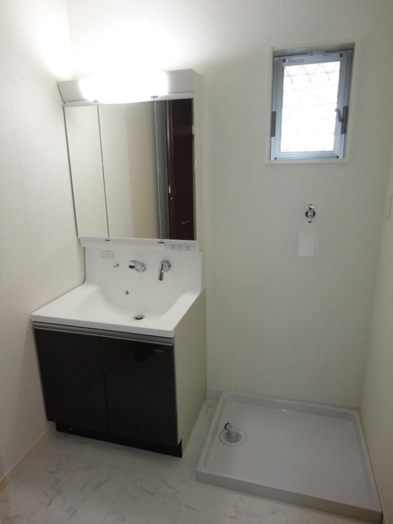 Wash basin, toilet. There are also housed in the washroom