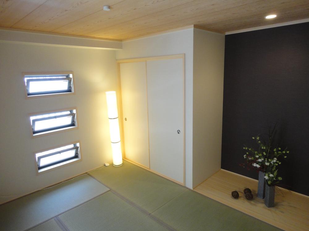 Non-living room. The first floor of the Japanese-style room is also excellent atmosphere in the plates of objects