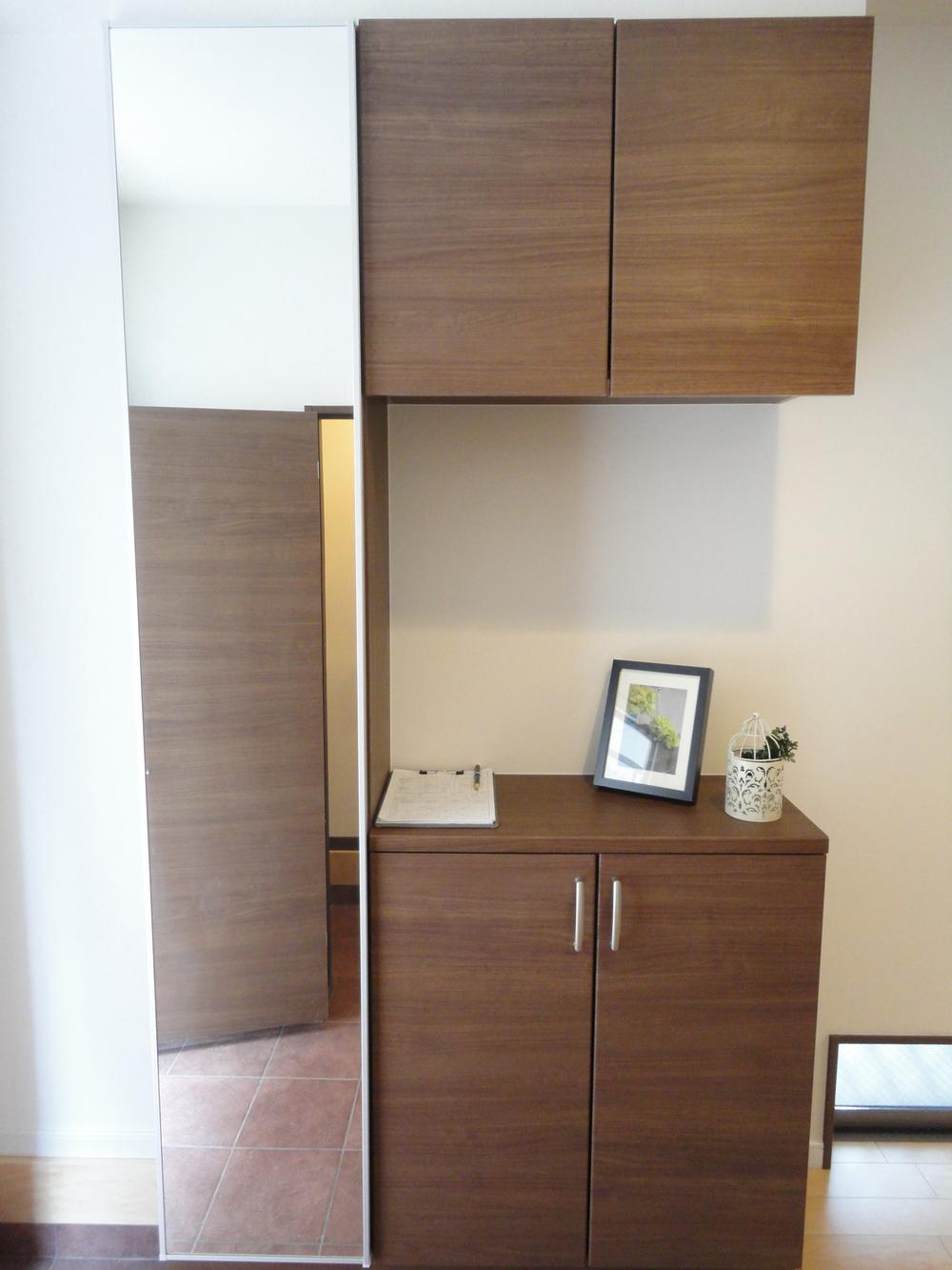 Entrance. Shoes BOX that can be separately housed a considerable amount of the shoes cloak