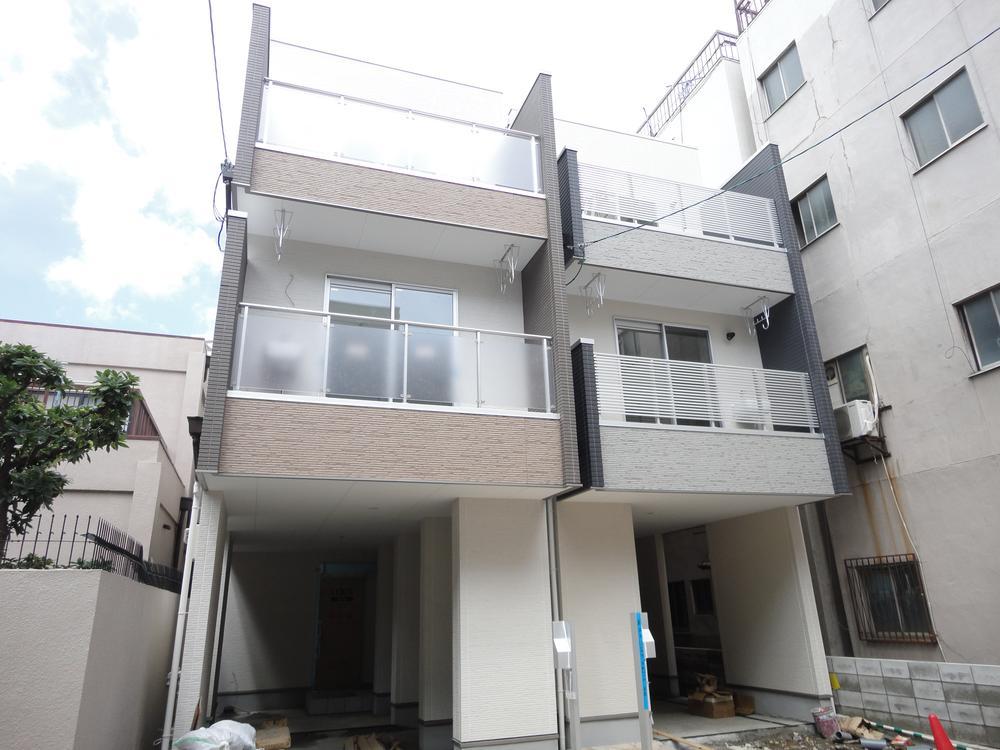 Local appearance photo. Parking is 2 units can be rare property !!