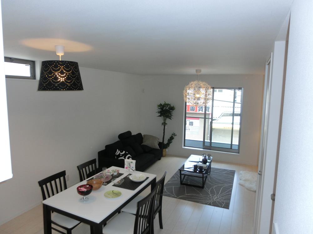 Same specifications photos (living). 2F in another and this breadth, It comes with a spacious kitchen and bathroom & washroom! !