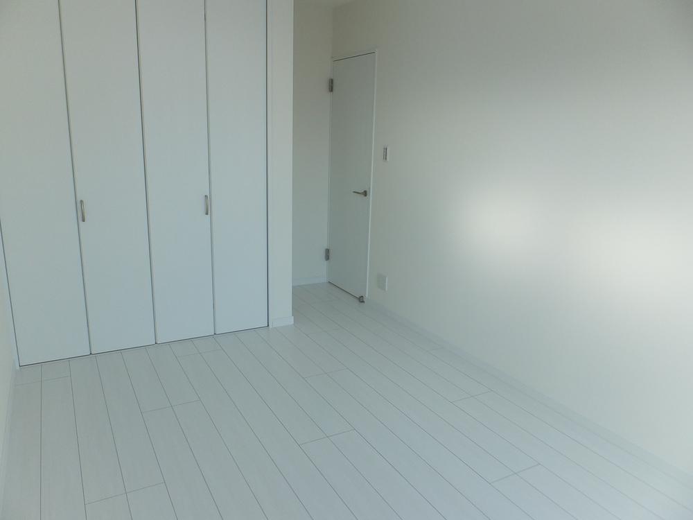 Same specifications photos (Other introspection). But is an image, Spacious living room with closet!